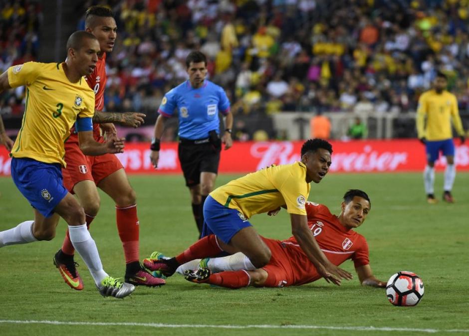 Tropez&oacute;n hist&oacute;rico de Brasil que qued&oacute; afuera en la primera ronda de la Copa Am&eacute;rica. (Foto: AFP)