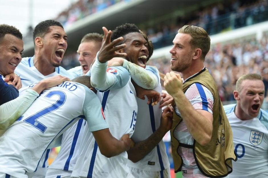 Inglaterra derrot&oacute; a Gales en el descuento (90+2) con un gol de Sturridge. (Foto: AFP)
