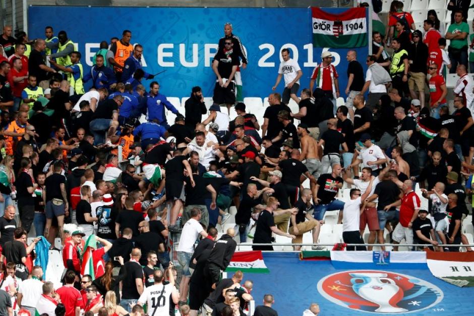 Nuevamente otro episodio de violencia en los grader&iacute;os de un partido de la Euro. (Foto: AFP)