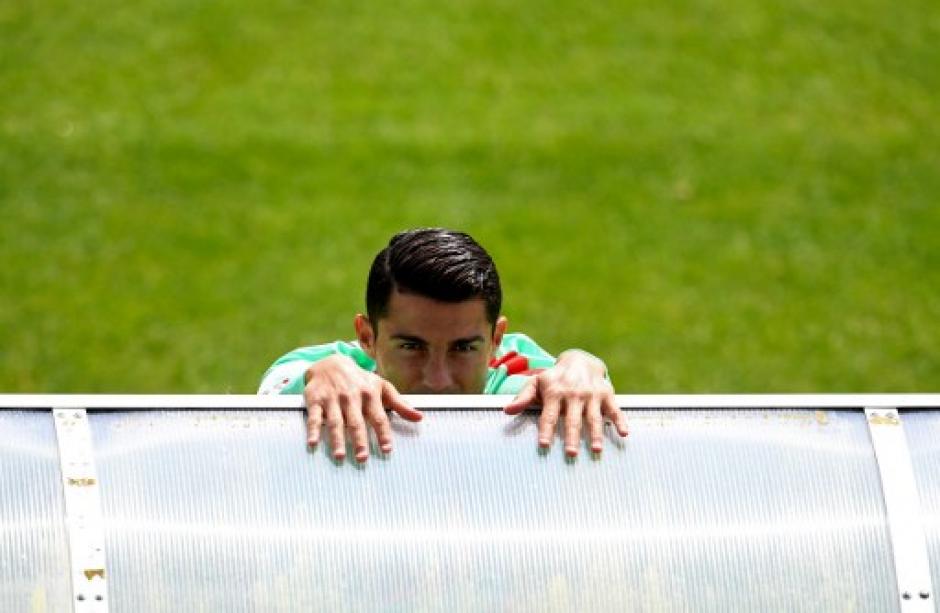 Cristiano Ronaldo no la est&aacute; pasando bien durante la Eurocopa 2016. (Foto: AFP)