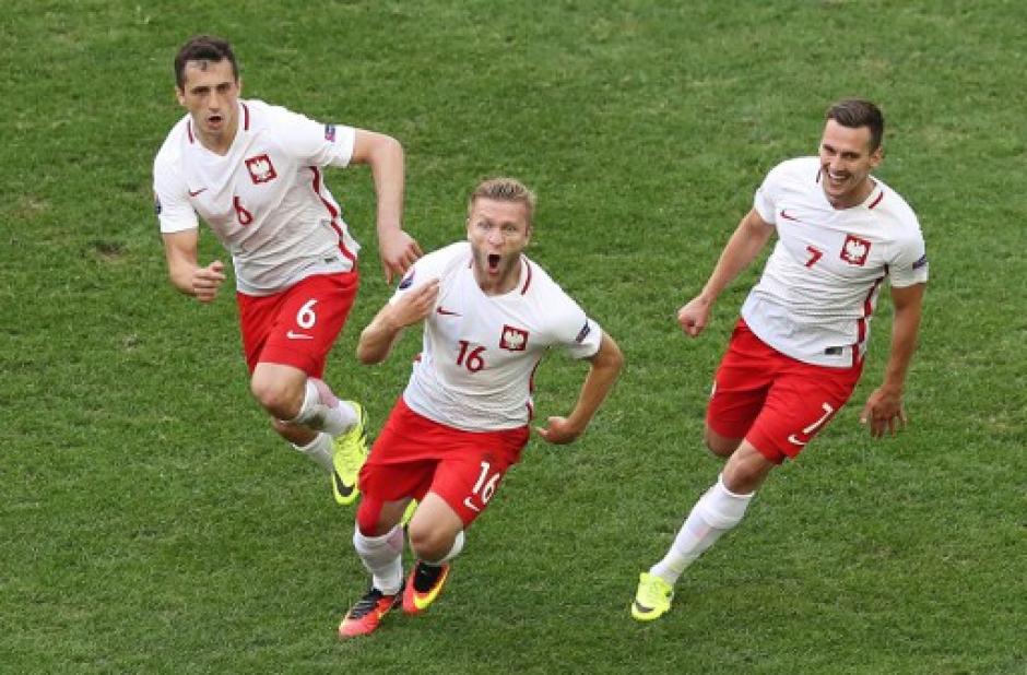 Polonia sell&oacute; por primera vez su pase a octavos de final de una Eurocopa. (Foto: AFP)