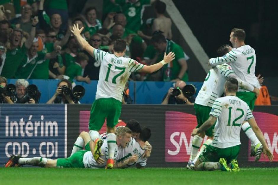Irlanda derrot&oacute; a Italia y jugar&aacute; ante Francia en los octavos de final. (Foto: AFP)