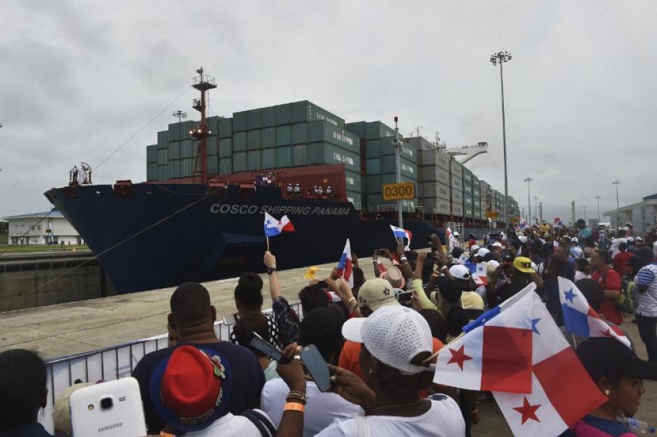 El Cosco Shipping Panama fue el primer buque en pasar por el Canal Ampliado. (Foto: AFP)