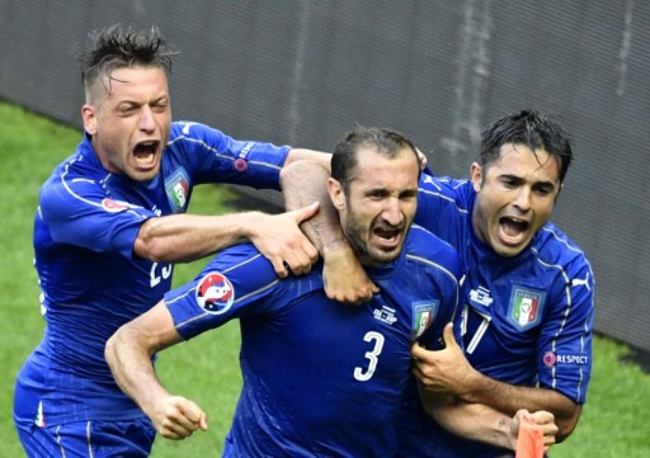 Giorgio Chiellini festej&oacute; el primer gol de Italia ante Espa&ntilde;a. (Foto: AFP)