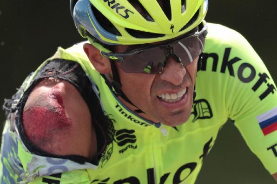 Alberto Contador sufri&oacute; una impresionante ca&iacute;da en el kil&oacute;metro 110 de la primera etapa del Tour. (Foto: AFP)