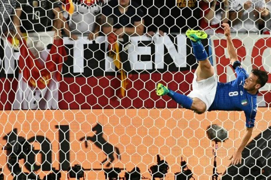 Alessandro Florenzi, de Italia, vol&oacute; para salvar del gol el remate de Thomas M&uuml;eller. (Foto: AFP)