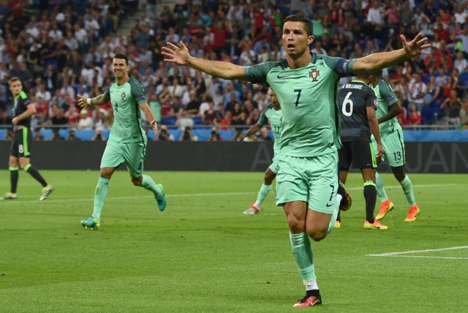 Cristiano Ronaldo anot&oacute; el primer gol de Portugal ante Gales. (Foto: AFP)