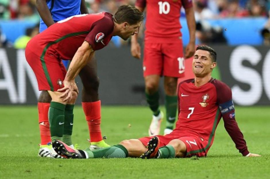 Cristiano Ronaldo se lesion&oacute; tras un choque con Payet. (Foto: AFP)
