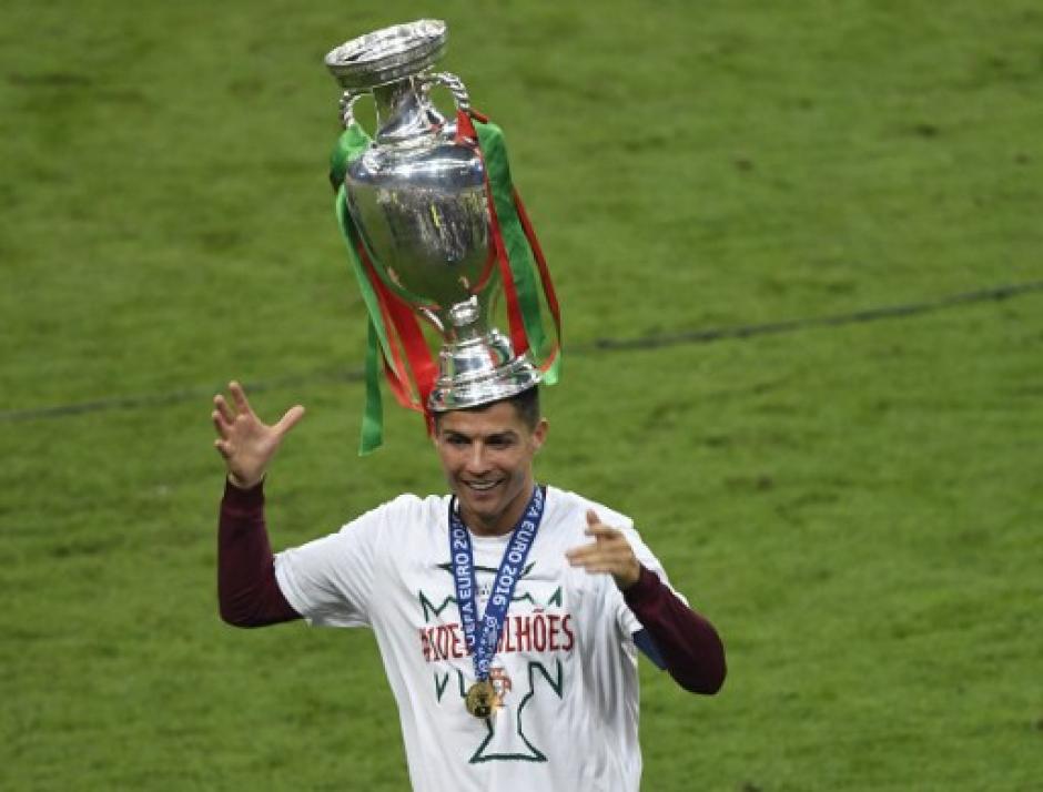 Cristiano Ronaldo se volvi&oacute; "loco" celebrando el t&iacute;tulo de la Eurocopa. (Foto: AFP)