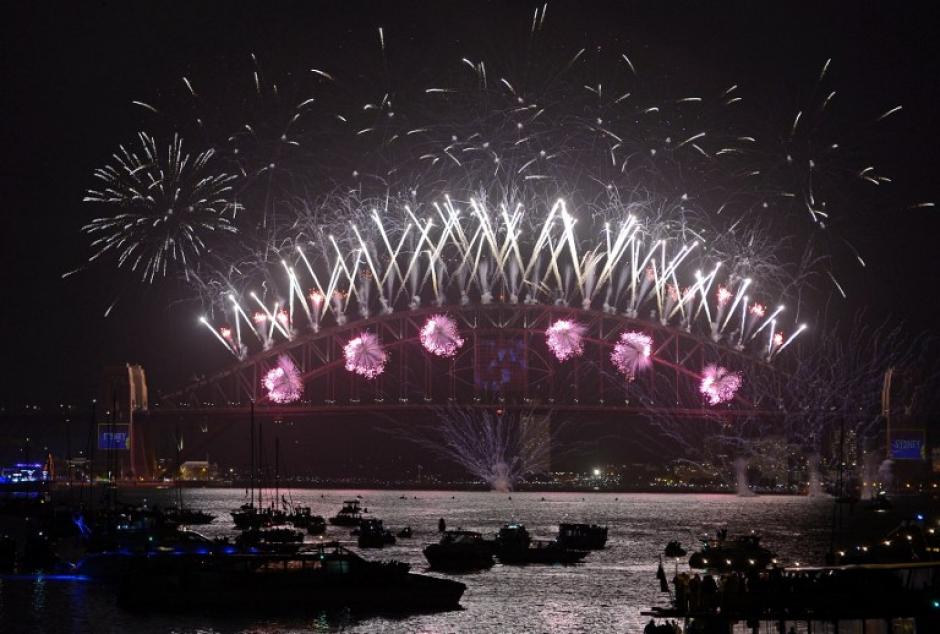 Sydney, Australia, fue la primera ciudad en recibir el 2014 con fuegos pirot&eacute;cnicos en el puente Harbour. (Foto: Greg Wood/AFP)