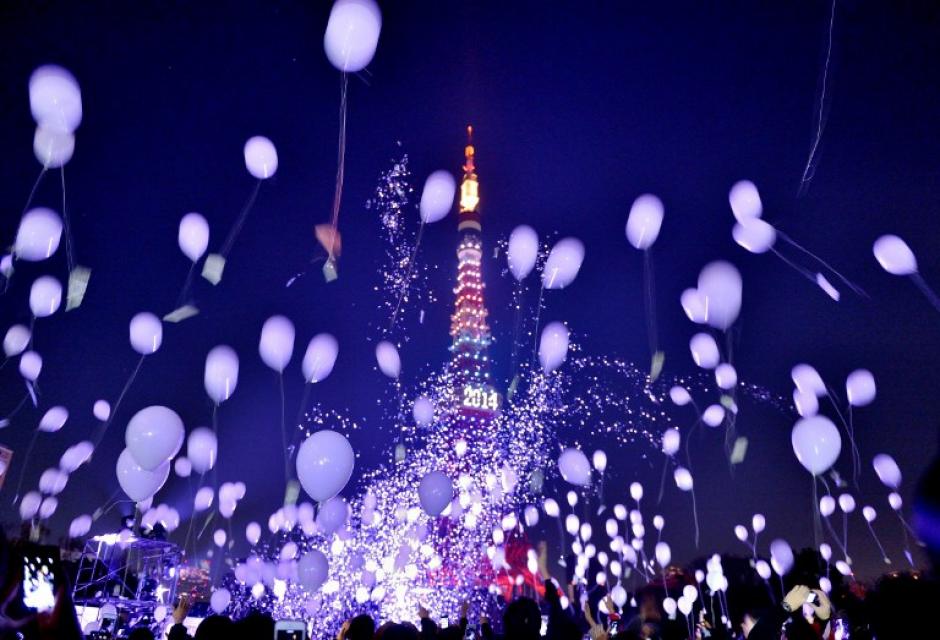 En Jap&oacute;n se soltaron cerca de 2 mil globos durante el conteo final para arribar al a&ntilde;o 2014. Foto AFP