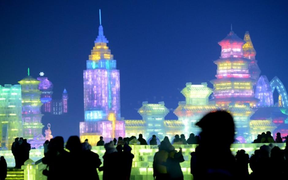 Harbin, capital de la provincia de Heilongjiang&nbsp;de la Rep&uacute;blica Popular China, es una de las capitales culturales de hielo y nieve en el mundo. La ciudad est&aacute; situada en el noreste de China bajo la influencia del duro invierno Siberiano. La temperatura promedio en invierno es de -16,8&ordm;C&nbsp;y de 21,2&nbsp;&deg;C en verano, si bien puede llegar a temperaturas extremas invernales de hasta -38,1&nbsp;&deg;C.&nbsp;AFP PHOTO/GOH CHAI HIN