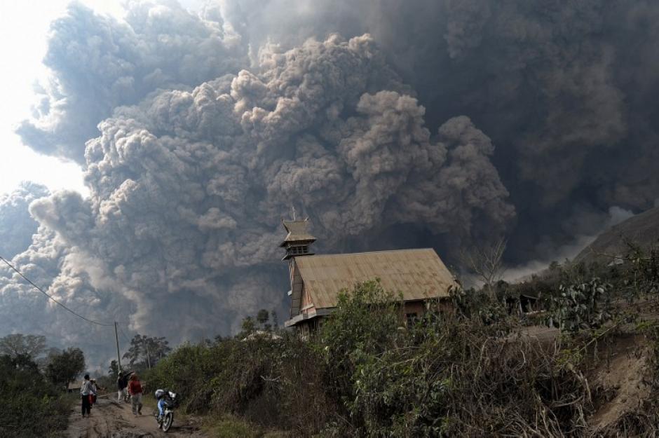 Al menos 14 muertos al entrar en erupción volcán en Indonesia