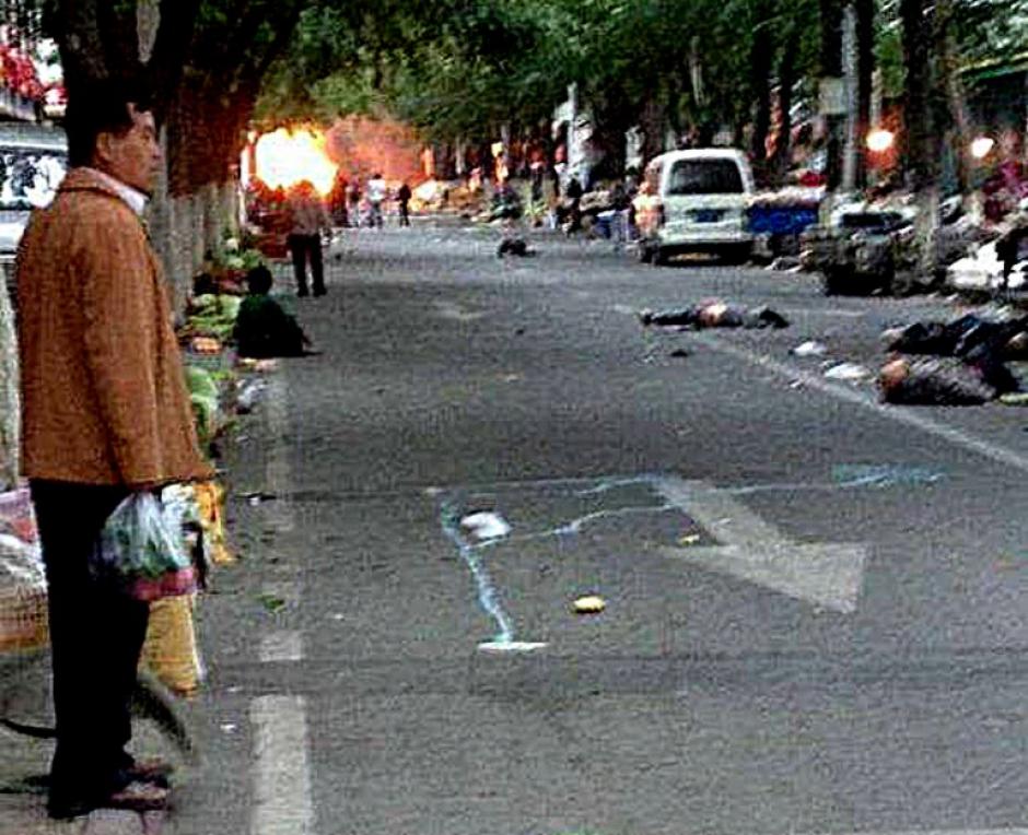 Al menos 31 personas murieron y 90 quedaron heridas en un doble atentado con carros bomba en la regi&oacute;n china de Xinjiang. (Foto: AFP)