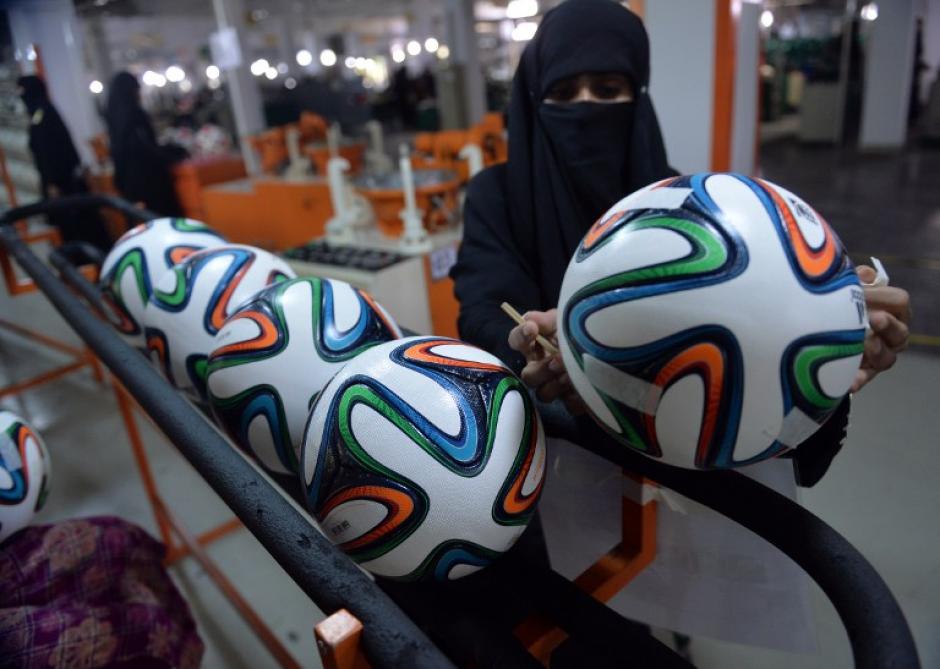 Forward Sports produce balones de Adidas para algunas de las principales competiciones de f&uacute;tbol del mundo, incluyendo la Liga de Campeones, la Bundesliga alemana y ahora la Copa del Mundo. (Foto: AFP/ Aamir QURESHI)