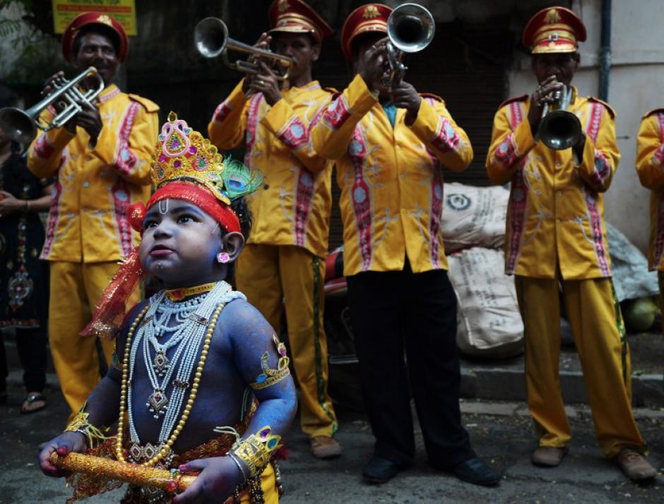 En esta fotograf&iacute;a tomada el 17 de agosto de 2014, un ni&ntilde;o indio vestido como el dios hind&uacute; Se&ntilde;or Krishna mira mientras participaba en una competici&oacute;n durante las celebraciones del festival de Janmashtami en un templo en Kolkata. (Foto: AFP/DIBYANGSHU Sarkar)