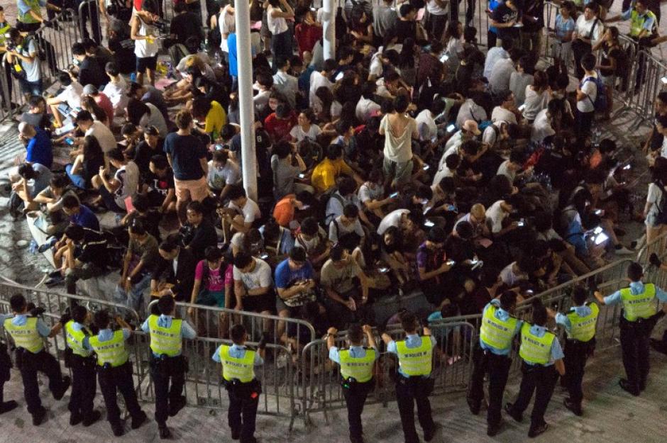 Protestantes pro-democracia son rodeados por la polic&iacute;a luego de irrumpir en el patio de la Corte, las manifestaciones son el resultado de que Beijing se negara a realizar algunas reformas. (Foto: Jerome Taylor/AFP)