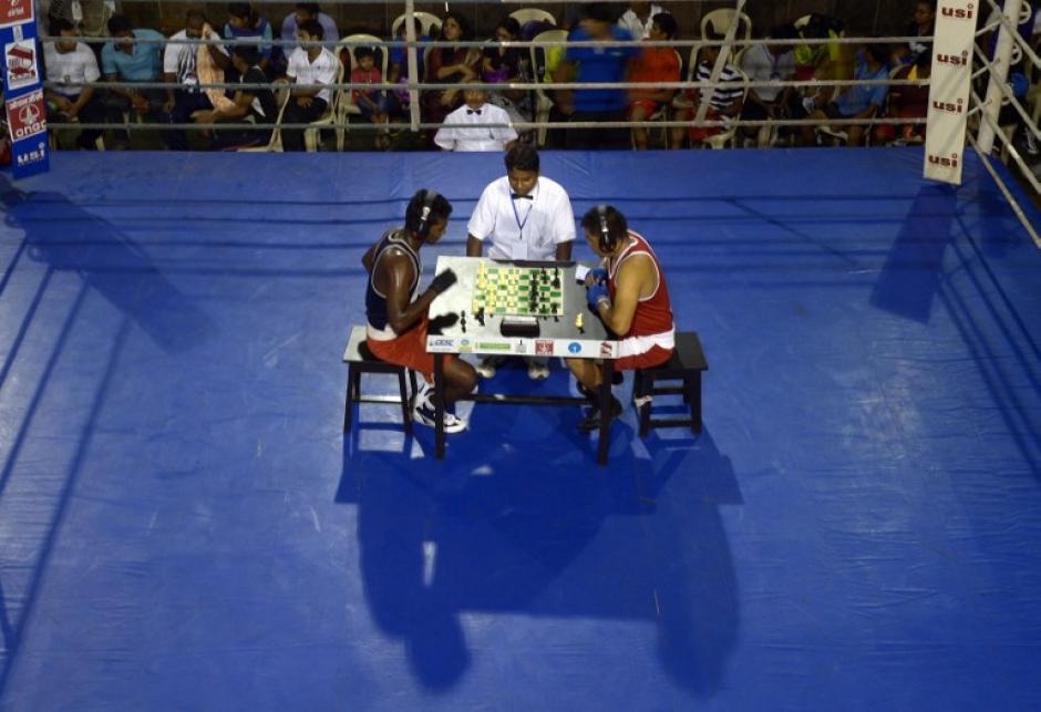 En el "chessboxing" los dos combatientes van alternando rondas de ajedrez y boxeo, la victoria se puede conseguir de varias maneras, pero m&aacute;s claramente por un jaque mate o un nocaut. (Foto: AFP/Dibyangshu SARKAR)&nbsp;