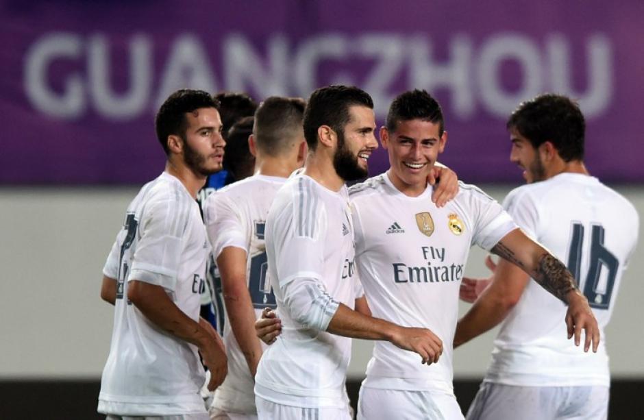 Los jugadores madridistas celebran tras el gol de James, que puso el definitivo 3-0 del Real Madrid sobre el Inter de Mil&aacute;n. (Foto: AFP)