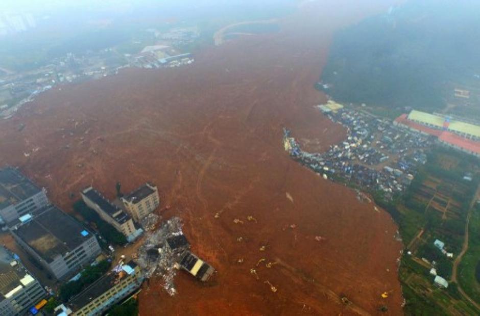 Fotograf&iacute;a a&eacute;rea el sitio de un deslizamiento de tierra que afect&oacute; a un parque industrial se ve en Shenzhen, en la provincia de Guangdong , sur de China , el 21 de diciembre de 2015. (Foto: AFP)