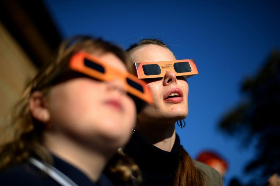 Foto de archivo del 10 de mayo 2013 muestra como observan un eclipse solar parcial en el Observatorio de Sydney. (Foto: AFP/Saeed KHAN)