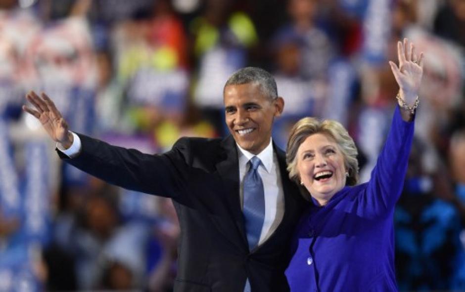 Hillary Clinton y Obama se saludaron al final del discurso. (Foto: AFP) 