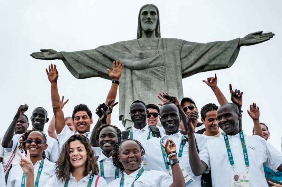 Los atletas refugiados visitaron el fin de semana el Cristo Redentor, de R&iacute;o de Janeiro. (Foto: AFP)