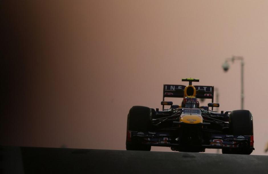 El piloto alem&aacute;n de F1 Sebastian Vettel en plena faena en Abu Dabi, Emiratos &Aacute;rabes Unidos. (Karim Sahib/AFP)