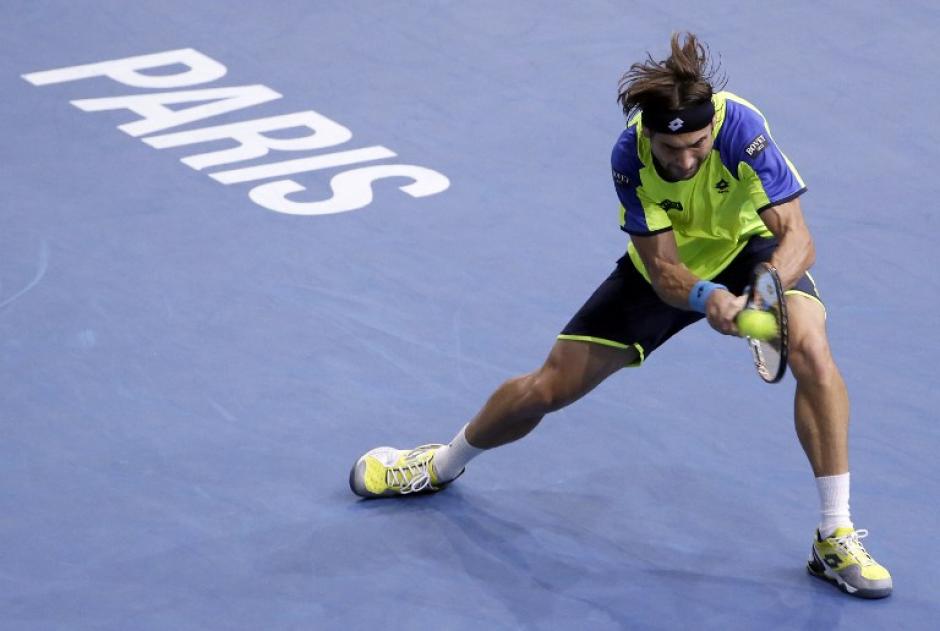 El tenista espa&ntilde;ol David Ferrer devuelve el servicio en su juego de cuartos de final del Masters 1000 de Paris. (AFP)