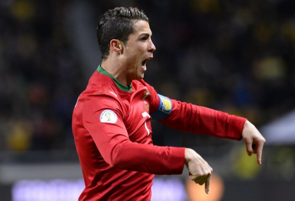 Cristiano Ronaldo festeja el segundo de sus tres goles ante Suecia, para conseguir la clasificaci&oacute;n de Portugal al Mundial, Brasil 2014. (Foto: AFP)