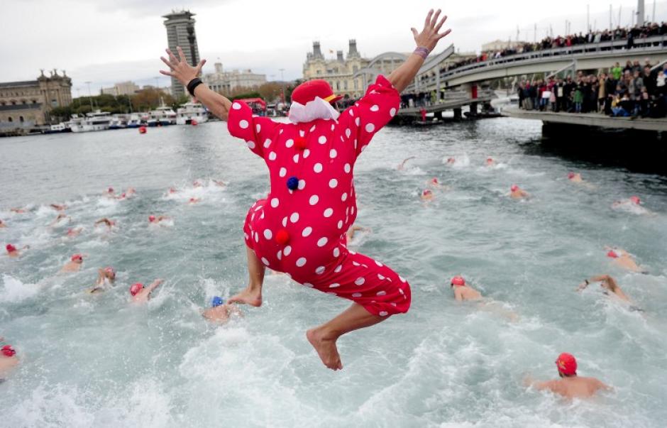 En Espa&ntilde;a algunos celebran la Navidad con un tradicional chapuz&oacute;n en bajas temperaturas, en la 104 Copa Nadal en Barcelona. (AFP)&nbsp;