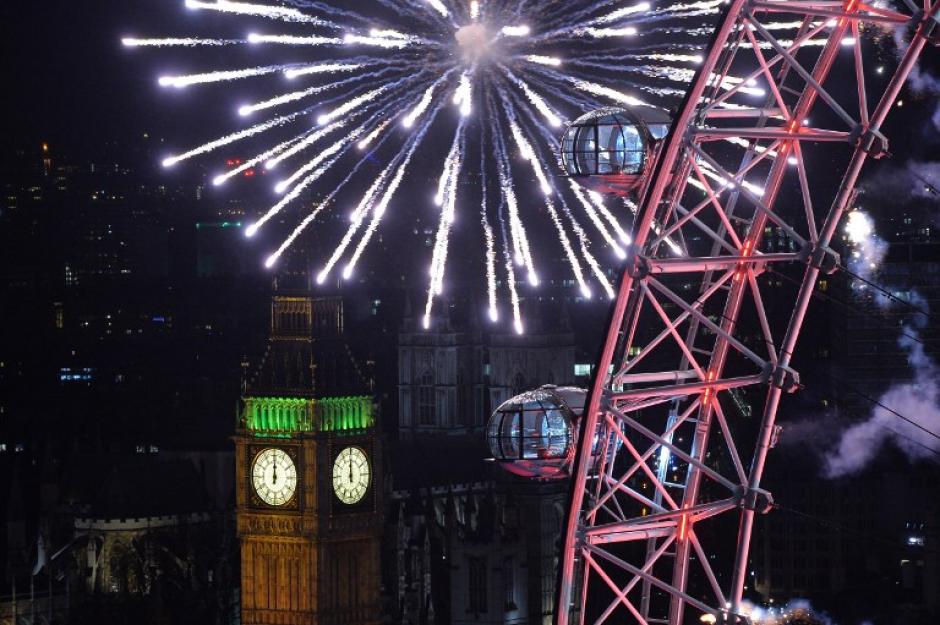Londres di&oacute; la bienvenida al 2014, con el show de luces que se realiza en el famoso "London Eye" a un costado de la casa del parlamento. Foto AFP