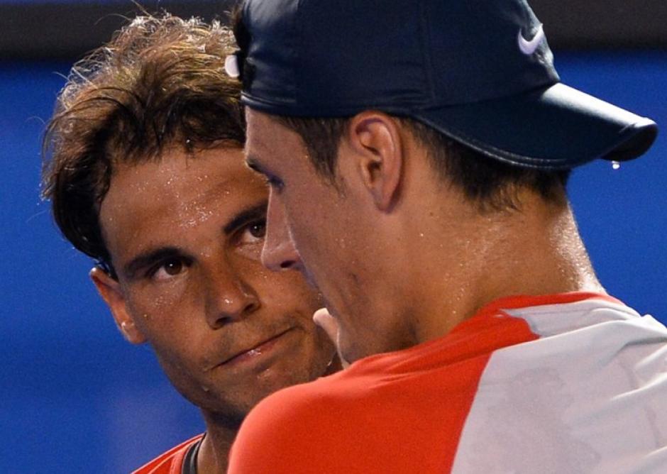 El tenista espa&ntilde;ol, Rafael Nadal, alienta a su rival Bernard Tomic, quien abandon&oacute; el encuentro en Melburne. (AFP)