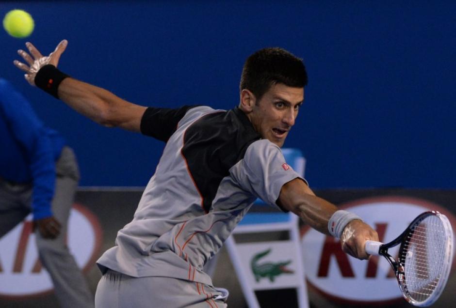 El serbio Novak Djokovic juega un tiro durante partido de individuales de sus hombres contra el suizo Stanislas Wawrinka. Novak es el primer juego que pierde contra Wawrinka. AFP/MAL FAIRCLOUGH