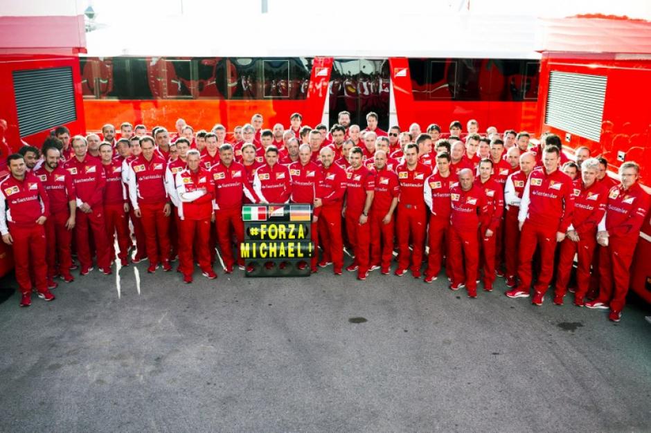 El equipo completo de la escuder&iacute;a Ferrari envi&oacute; un mensaje de apoyo para Michael Schumacher, quien muestra leves mejor&iacute;as en su estado de coma inducido. (Foto: Ferrari Press/AFP)