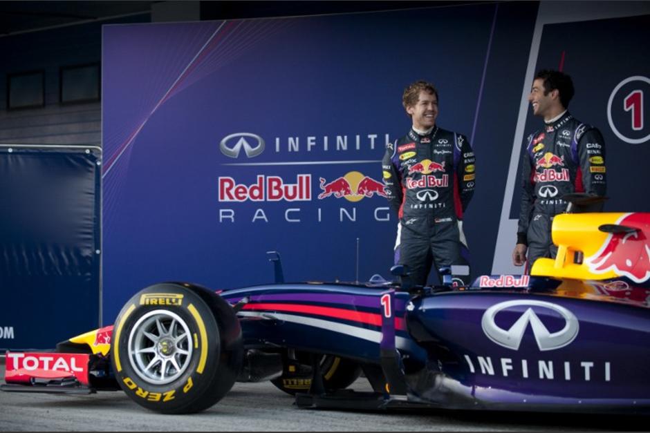 Sebastian Vettel y Daniel Ricciardo posan durante la presentaci&oacute;n del Infinit-Red Bull Racing RB10 para la pr&oacute;xima F&oacute;rmula 1. Foto AFP
