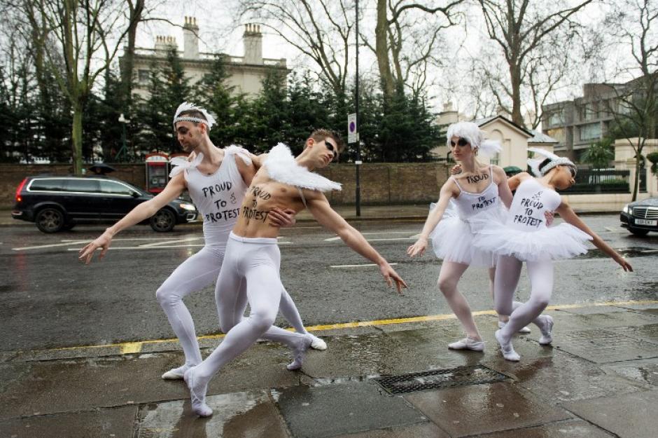 AI escenific&oacute; el mismo espect&aacute;culo ante la embajada rusa en Londres para pedir a Putin que "acabe con la represi&oacute;n de los derechos humanos, de la libertad de expresi&oacute;n y los homosexuales en Rusia". Foto AFP