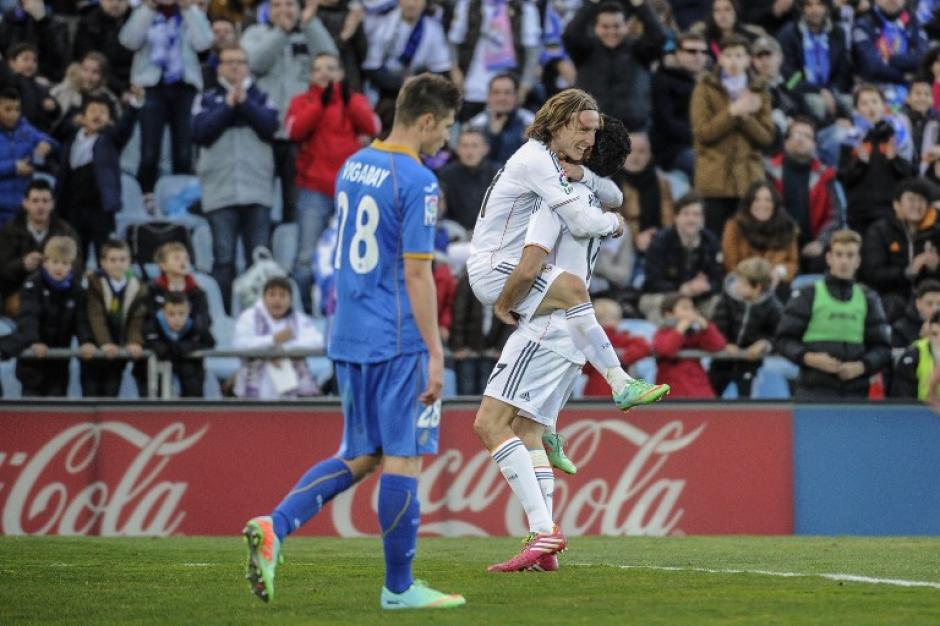 El mediocampista croata Luka Modric y el defensor Alvaro Arbeola celebran el tercer gol del Real Madrid, sobre el Getafe.&nbsp;Foto AFP&nbsp;