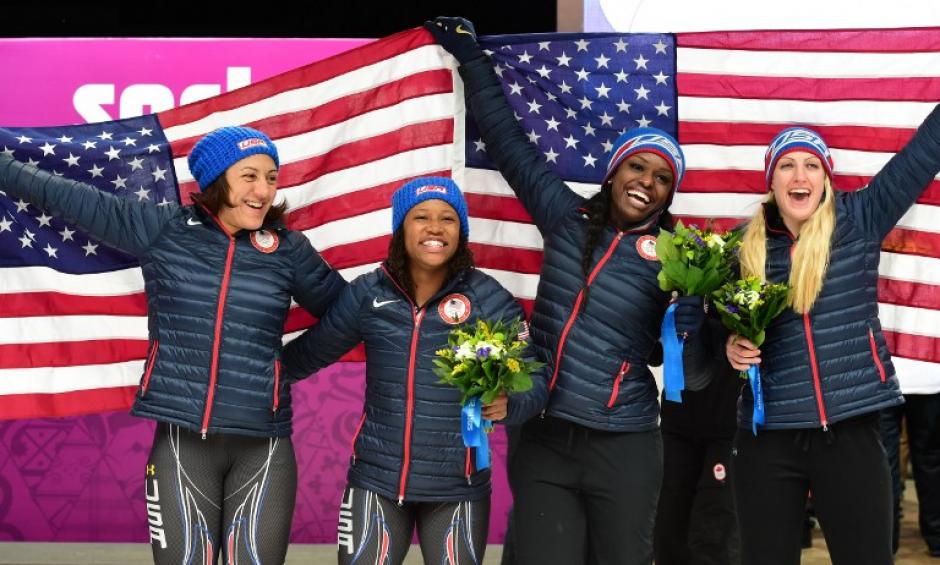 Rosa Khutor, Elana Meyers, Lauryn Williams y Jamie Greubel ganadoras de la medalla de plata en bobsleigh, para Estados Unidos en los Juegos Ol&iacute;mpicos de Sochi 2014. (AFP)