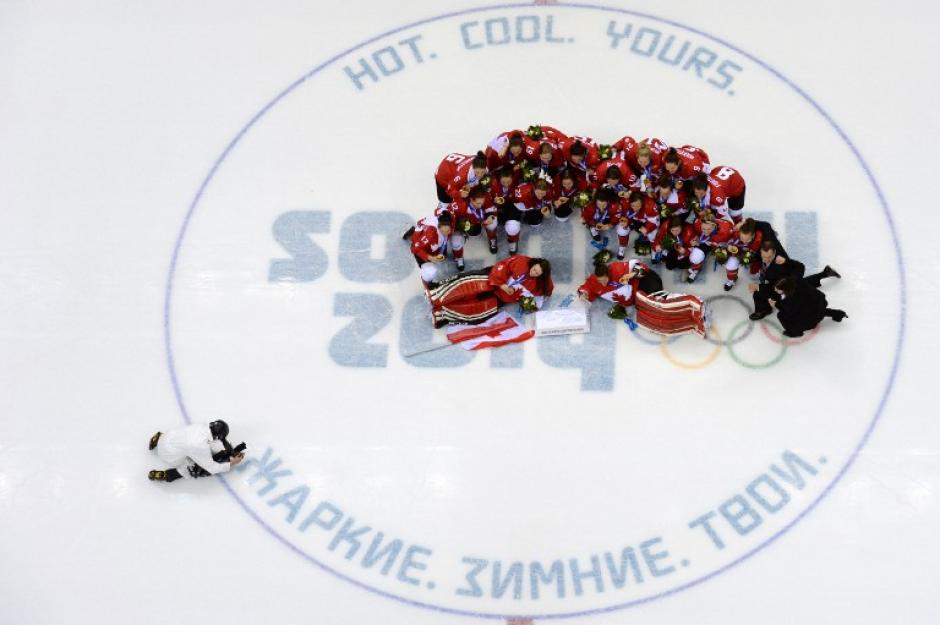 La selecci&oacute;n de hockey femenino de Canad&aacute; se corona en Sochi 2014. (AFP)&nbsp;&nbsp;