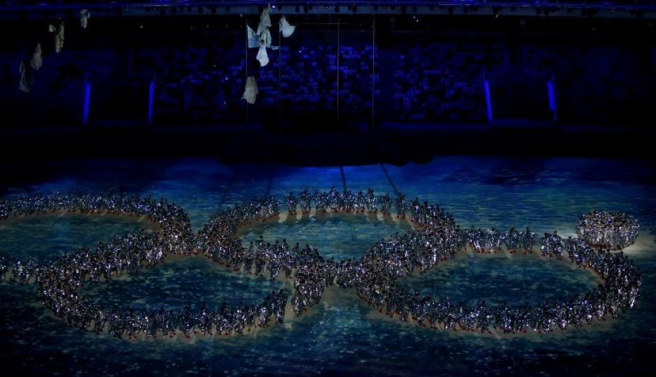 Los artistas recrean la falla en el anillo ocurrida en la ceremonia de apertura durante la clausura de los Juegos Ol&iacute;mpicos de Invierno de Sochi en el Estadio Ol&iacute;mpico Fisht.(Foto: AFP / Adrian Dennis)