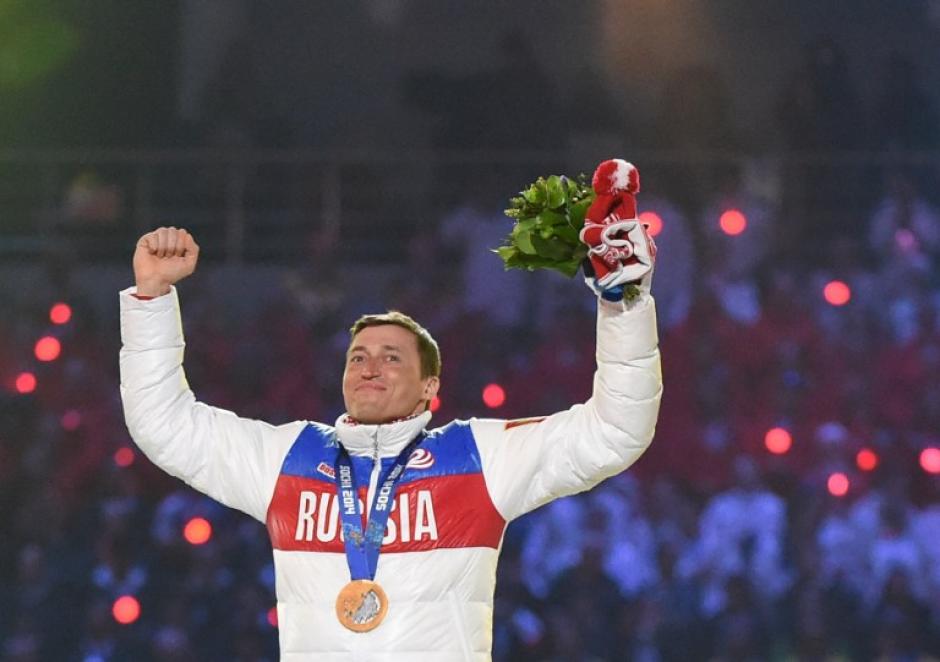 Alexander Legkov, ganador de la medalla de oro durante la prueba de 50 kil&oacute;metros Cross-Country celebra durante la ceremonia de clausura de los Juegos Ol&iacute;mpicos de Invierno de Sochi 2014. &nbsp;(Foto: AFP)