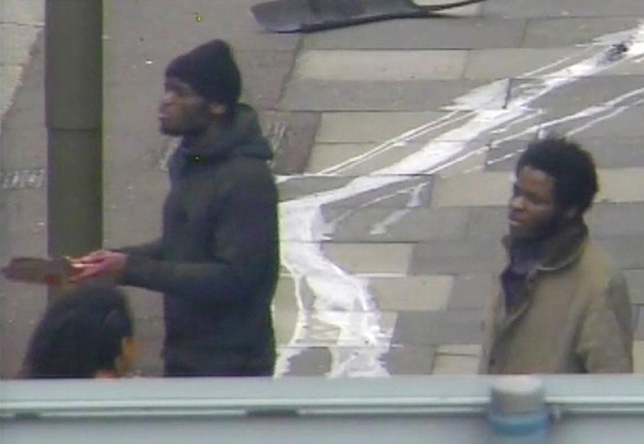 La imagen capta el momento en que los dos individuos atacaron al soldado ingl&eacute;s, a quien bajaron de su autom&oacute;vil y lo degollaron en plena v&iacute;a p&uacute;blica. (Foto: AFP)