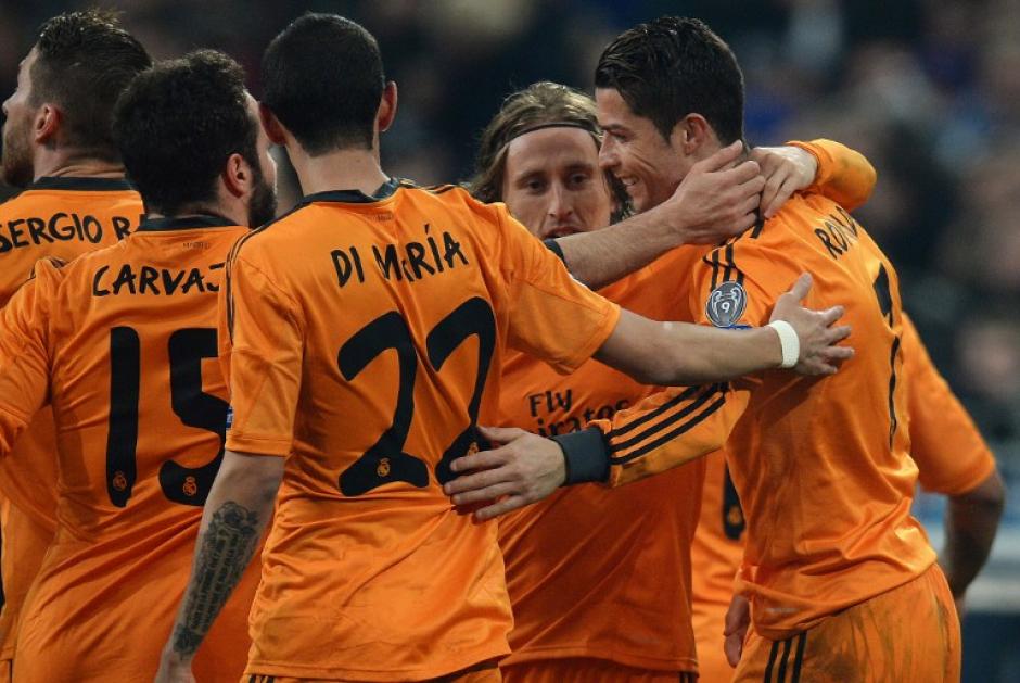 Los jugadores del Madrid felicitan a Cristiano Ronaldo, quien anot&oacute; el 3-0 al minuto 51 y el 6-0 al minuto 89. (Foto: AFP)