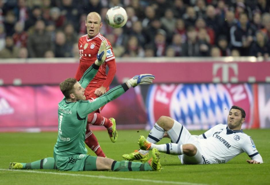 El holand&eacute;s Arjen Robben del Bayern Munich consigue una de las cinco anotaciones de su equipo, que gole&oacute; 5-1 al Schalke 04. (AFP)