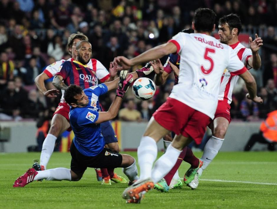 Dani Alves del Barcelona intenta quitar la pelota al portero del Almer&iacute;a, Esteban Andres Suarez. (Foto: AFP)