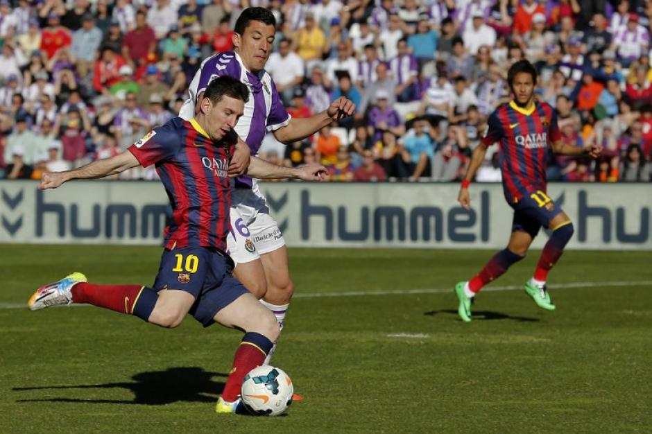 Lionel Messi, delantero del FC Barcelona, trata de desmarcarse de la persecuci&oacute;n de Jes&uacute;s Rueda, defensor del Valladolid. &nbsp;(Foto: AFP)