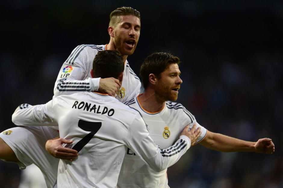 Sergio Ramos y Xabi Alonso felicitan a Cristiano Ronaldo, quien abri&oacute; el marcador en el Bernab&eacute;u. (Foto: AFP)