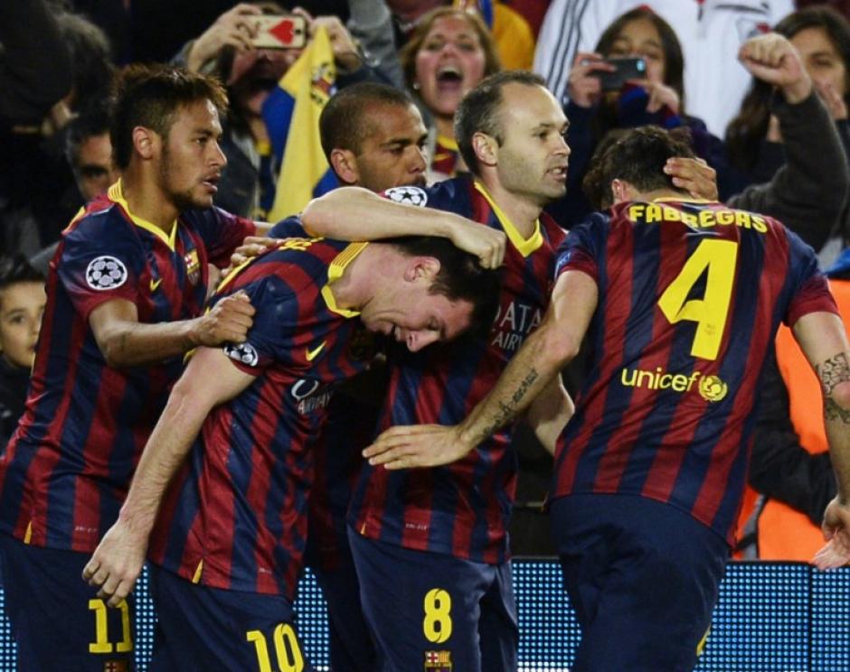Los jugadores del Barcelona felicitan a Messi, quien anot&oacute; el gol con el que los catalanes derrotaron al Manchester City. (Foto: AFP)