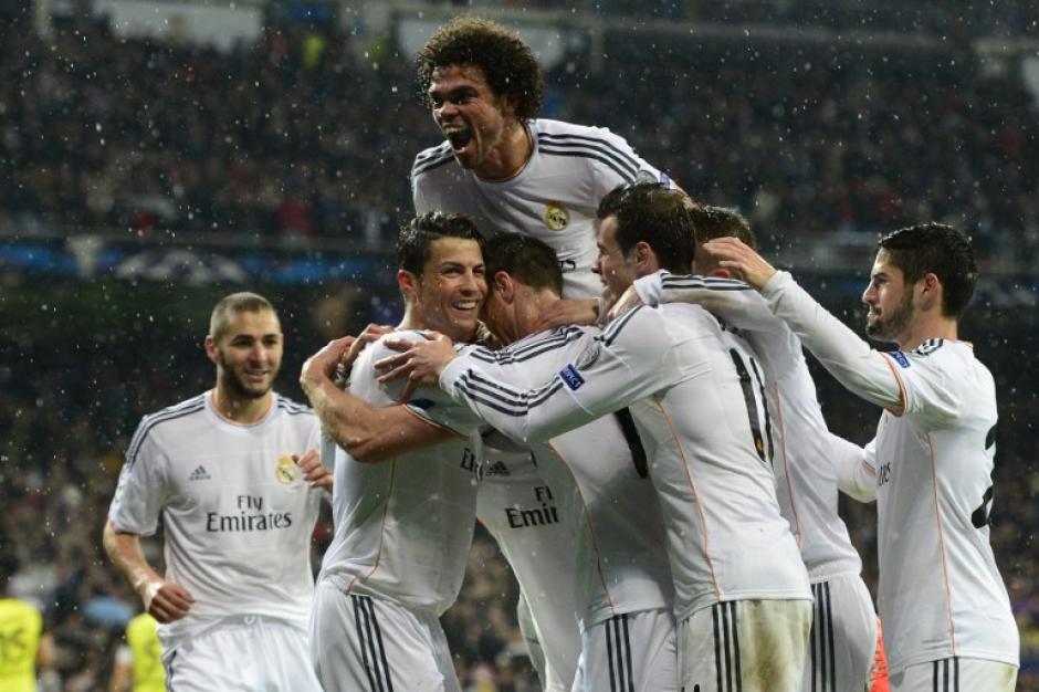 El Real Madrid celebr&oacute; el 3-0 anotado por Cristiano Ronaldo en medio de una llovizna. (Foto: AFP)